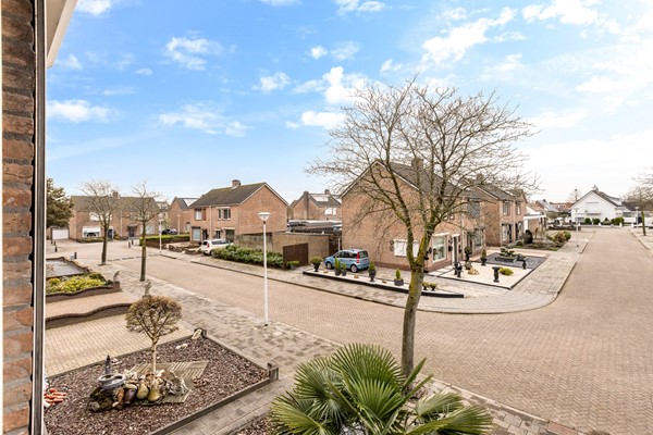 Foto - Te koop: Ruime 2-onder-1-kapwoning met dubbele garage, eigen oprit en fijne tuin